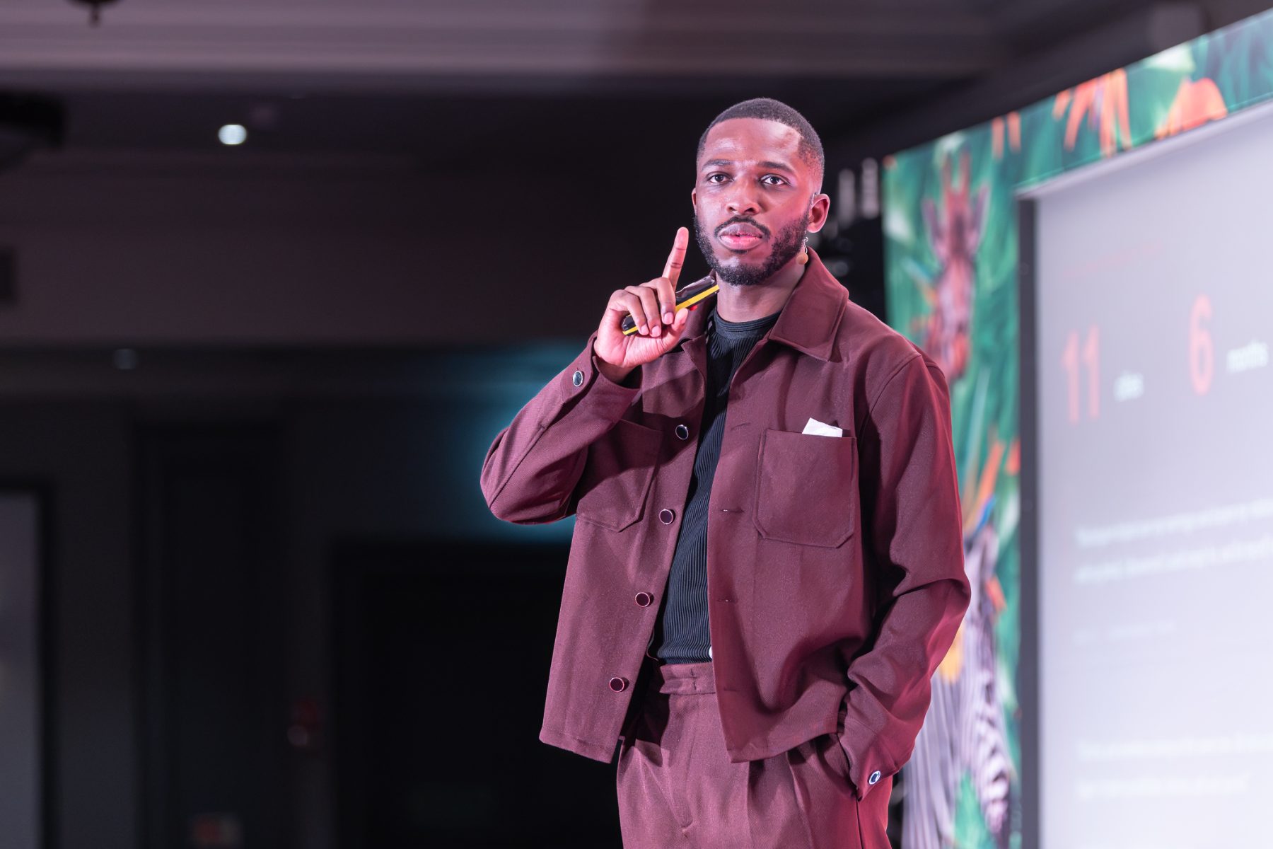 Washington holding up one finger mid-point on stage